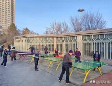 【168资讯】他的微心愿实现了——昌吉市亚心广场安装了乒乓球案子