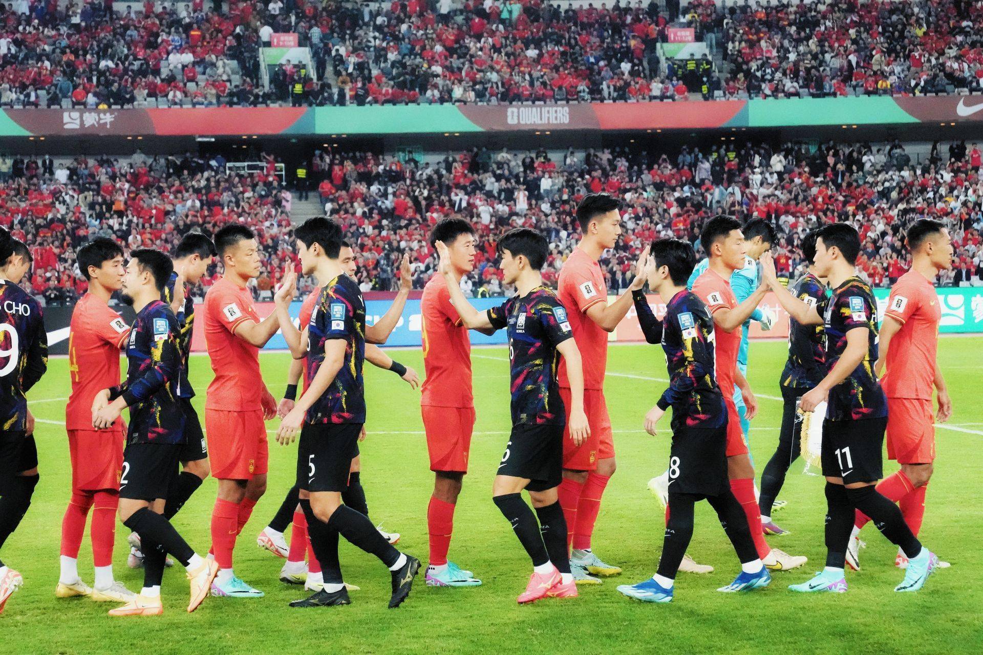 【168资讯】0比3！世预赛国足不敌韩国 球迷：不会放弃